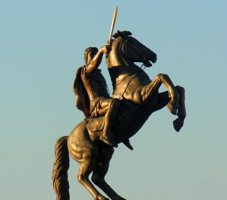 Памятник александру македонскому. Буцефал статуя.