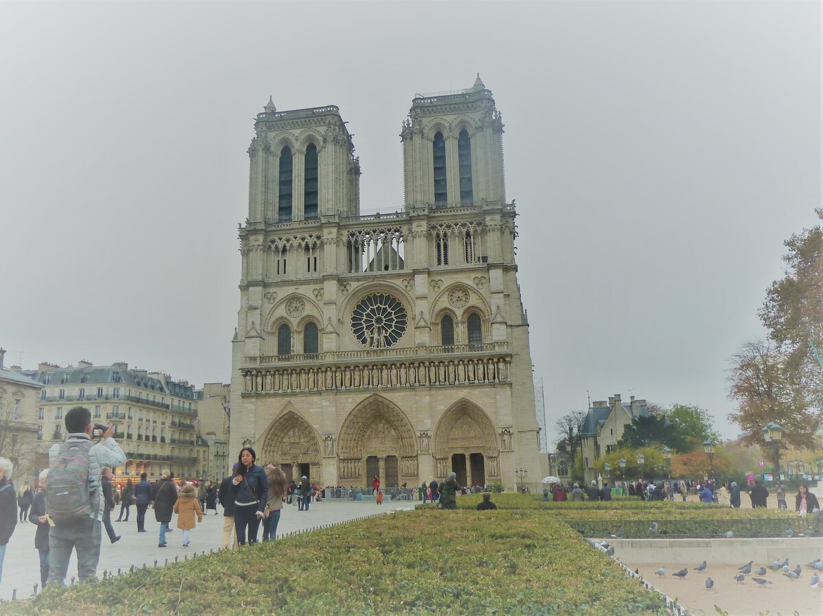 Собор Парижской богоматери сгорел через полгода после того, как я там побывала. Согласитесь, было бы досадно вспоминать, что я не полезла к химерам, потому что они "слишком туристические"?