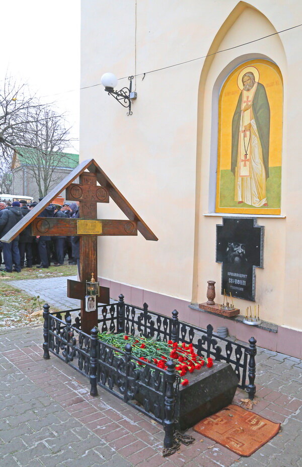 Могилка архимандрита Серафима Тяпочкина в городе Ракитное