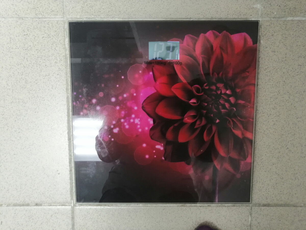 Примерно такой же вес был у меня полгода назад, перед отъездом. Точнее он гулял между 121-123 кг. Но и ела я в то время как попало, потому что у нас на каждом шагу шаурма, суши, пекарни, вкусное мороженое. Здесь этого просто нет.