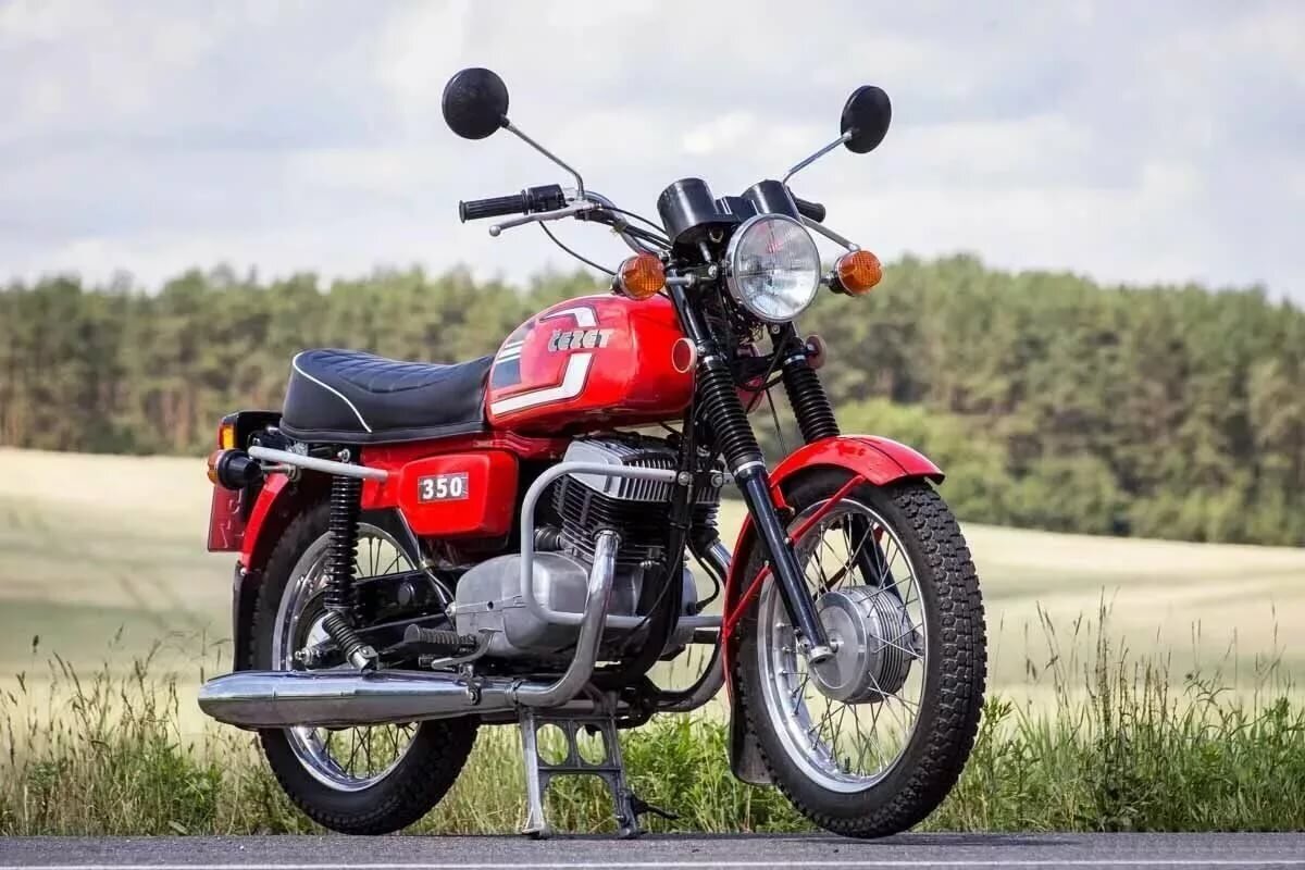 Нельзя сказать, что Советский Союз славился своими мотоциклами, но среди тех, которые производились в те годы были хорошие и надёжные модели.