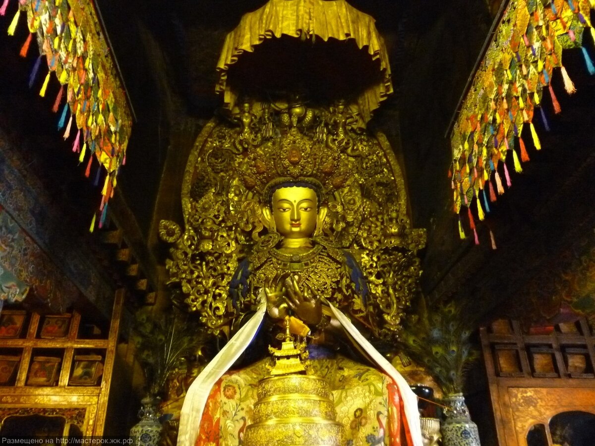 Наставник знал, что в Святилище в это время никого нет. Перед священными изваяниями мерцали масляные лампы, и поэтому их тени двигались, словно исполняли какой-то экзотический танец. Дым от благовоний вился вверх, образуя над нашими головами целые облака. Мы сели вместе возле кафедры, с которой чтец декламировал строки из священных писаний. Мы сидели в позе для медитации, со скрещенными ногами и ладонями, положенными одна на другую. — Это — мир иллюзий, — сказал мой Наставник, — из которого мы взываем к душам, чтобы они нас услышали, — ведь одни только души пребывают в мире реальности. Ты прекрасно знаешь, что мы говорим: «Внемлите голосам наших душ». Мы ведь не говорим: «Внемлите голосам наших тел». Слушай меня внимательно и не перебивай, я сейчас изложу тебе основы нашей тайной веры. Позже я объясню тебе, почему люди, пока они несовершенны, должны опираться на веру в то, что о них заботится доброжелательный отец или мать. И только когда человек достигает определенной стадии духовного развития, он сможет принять то, о чем я сейчас тебе расскажу.
Я пристально смотрел на Наставника, думая о том, что он сам для меня — целый мир. В этот момент мне больше всего хотелось, чтобы мы всегда были вместе.
— Мы являемся порождениями Духа, — сказал он. — Мы подобны электрическим зарядам, которые наделены разумом. Эта жизнь дана нам в качестве испытания, а этот мир представляет собой Ад, в котором грубое физическое тело страдает и закаляется, а Дух очищается. Точно так же, как кукла приводится в действие нитями, которые находятся в руках у кукловода, наше тело посредством электрических полей связано с нашим Высшим Я, или Духом. Хороший кукловод может создать иллюзию того, что деревянные куклы живые, что они действуют по свой воле. И мы тоже, пока не узнаем многого, считаем, что наша жизнь ограничивается физическим телом. В неблагоприятной для Духа обстановке, каковой является Земля, мы забываем, что нами управляет душа. Мы считаем, что обладаем свободой воли и ответственны лишь перед своей совестью. Это............ , первая иллюзия, которой подвержены люди. Они верят, что физическое тело, то есть кукла, управляет собой само.
Он остановился, увидев озадаченное выражение моего лица.
— Скажи, что тебя беспокоит? — спросил он.
— Учителя , — ответил я, — где находятся эти ниточки электрических сил? Я не вижу ничего, что соединяло бы меня с Высшим Я.
— ...... , а ты можешь видеть воздух? — смеясь спросил Наставник. — Нет, не можешь до тех пор, пока ты во плоти.
Наклонившись ко мне, он схватил меня за мантию и взглянул в мои глаза таким пронзительным взглядом, что я невольно испугался.
— ............. , — строго произнес он, — ты что, совсем растерял свою сообразительность? Неужели ты не знаешь таких простых вещей? Ты что, забыл о Серебряной нити, пучке электрических волокон, которые соединяют твое тело с душой? Ты действительно живешь в мире иллюзий,........ !
Я почувствовал, что краснею. Конечно же, я знал о Серебряной нити, пучке отсвечивающих голубым волокон, которые соединяли мои физическую и духовную сущности. Во время астральных путешествий я неоднократно замечал, как эта нить пульсирует и излучает свет. Она напоминала мне пуповину, посредством которой новорожденный связан с матерью, только «ребенок» в данном случае был физическим телом и не мог существовать, если «пуповина» обрывалась.
Я поднял глаза на Наставника, и он продолжил:
— Находясь в физическом мире, мы начинаем думать, что только он имеет значение. Подобное заблуждение является одной из уловок Высшего Я. Ведь если бы мы помнили о том, насколько счастливы мы были в духовном мире, удержать нас здесь могли бы лишь невероятные волевые усилия. Если бы человек помнил свои предыдущие жизни, когда он, возможно, был кем-то более значительным, ему бы не доставало скромности. Сейчас мы выпьем немного чаю, а затем я расскажу тебе о жизни одного китайца от рождения до смерти и возвращения в потусторонний мир.
Лама протянул руку к маленькому серебряному колокольчику и собирался уже позвонить. Но тут он заметил выражение удивления на моем лице и спросил:
— Ну, о чем ты хочешь спросить меня?
— Учитель ! — воскликнул я. — Почему о китайце, а не о тибетце?
— Если я скажу тебе, что этот человек — тибетец, ты будешь пытаться связать его имя с теми, кого ты знаешь, но безрезультатно.
Он позвонил в колокольчик, и монах принес нам чай. Наставник задумчиво смотрел на меня.
— Знаешь ли ты, что с каждым глотком чая мы поглощаем миллионы миров? — спросил он. — Молекулы в жидкостях размещаются не так близко друг к другу, как в твердых телах. Если бы ты мог посмотреть на молекулы этого чая в увеличенном виде, ты бы увидел, что они кружатся, как песчинки в прибрежной волне. Даже газ, такой как наш воздух, и тот составлен из молекул, крохотных частичек. Однако мы отклонились от темы — о жизни и смерти китайца.
Он закончил пить чай и ждал, пока я допью свой.
— Сенг был старым китайским мандарином, — начал Наставник, — жизнь его прошла удачно, и вот теперь, на ее закате, он стал сильно беспокоиться. У него была большая семья, много наложниц и рабов. Сам император благоволил ему. Он был близорук, и поэтому, сидя у окна своего дома, сквозь узкие щелочки старческих глаз едва мог разглядеть фазанов, которые важно расхаживали в его красивом саду. До его глохнущих ушей едва доносилось пение птиц, которые перед закатом возвращались к своим гнездам. Сенг прилег, откинувшись на подушки. Он уже начал ощущать, как к нему потянулись дрожащие пальцы Смерти, понемногу отнимающей у него жизнь. Солнце медленно скрылось за старинной пагодой. Так же медленно угасал старый Сенг. Он вытянулся на подушках и испустил дух. Солнечный свет померк, в комнате зажгли лампы, но старого Сенга уже не было — он отошел вместе с последними лучами дня.
Наставник посмотрел на меня, чтобы убедиться, что я слушаю его, а затем продолжил:
— Старый Сенг лежал на подушках, и постепенно все процессы в его теле останавливались. Кровь больше не циркулировала по артериям и венам, все внутри тела пришло в оцепенение. Тело старого Сенга умерло, жизни в нем больше не было, оно отслужило свое. Однако ясновидящий, если бы он присутствовал в этот момент поблизости, заметил бы вокруг тела старого Сенга легкую голубоватую дымку. Он бы увидел, что над телом зависло полупрозрачное очертание, соединенное с телом Серебряной нитью. Нить постепенно становилась все тоньше и в конце концов исчезла полностью. Душа, обитающая в теле старого Сенга, бесшумно, как облачко дыма от благовоний, поплыла прочь, без труда проходя сквозь стены, которые встречались на ее пути. Лама еще раз наполнил свою чашу, проследил за тем, чтобы мне тоже хватило чая, и продолжил:
— Душа плыла через миры, сквозь измерения, которые материалист не может себе вообразить. В конце концов она оказалась в чудесных местах, где было много огромных строений, у одного из которых она остановилась. Затем душа старого Сенга вошла в эту обитель и поплыла над сверкающим полом. В том мире,....... , душа чувствует себя почти так же, как ты на этой Земле. В мире душ она может оказаться в помещении и передвигаться по полу. Все души в том мире обладают качествами и способностями, очень не похожими на все то, что мы знаем на Земле. Душа передвигалась внутри этого дома до тех пор, пока не достигла небольшой комнатки. Остановившись в ней, она уставилась в стену перед собой. Внезапно стена словно растаяла, и на этом месте стали возникать картины ее предыдущей жизни. Она смотрела в то, что мы называем «Хрониками Акаши», где хранятся сведения обо всем, что когда-либо происходило, и что может увидеть тот, кто соответствующим образом подготовлен. «Хроники Акаши» открываются перед всеми, кто из земной жизни переходит в потустороннюю. Здесь человек узнает о всех своих удачах и неудачах, он видит свое прошлое и сам судит себя! Ведь нет более строгого судьи, чем сам человек. Мы не трепещем там перед Богом, мы просматриваем все, что совершили и что думали совершить.
Я сидел и молчал. Все это казалось мне необычайно интересным. Я мог слушать Наставника часами, и при этом мне никогда не было скучно, вовсе не так, как частенько бывало во время уроков!
— Душа, которая была старым китайским вельможей Сенгом, сидела и просматривала эпизоды жизни, казавшейся этому человеку чрезвычайно удачной, — продолжал Наставник. — Она неоднократно пожалела о своих ошибках, а затем покинула комнатку и быстро вошла в большой зал, где ее ожидали мужчины и женщины из мира душ. Они молча и понимающе улыбались ей. Они ждали ее появления и просьбы помочь. Находясь в обществе этих сущностей, Душа поведала им о своих неудачах, обо всем том, что она собиралась сделать, но в чем так и не смогла добиться успеха.
— Мне послышалось, как Вы сказали, что душу не судят, а она сама себя судит! — выпалил я.
— Это верно,...... , — ответил Наставник. — После того, как Душа увидела все свои ошибки, она пришла к этим советчикам для того, чтобы они помогли ей. Лучше не перебивай меня, а выслушай до конца, а потом будешь задавать вопросы.
— Как я уже сказал, — продолжал Лама, — Душа пришла к своим советчикам и рассказала им о своих неудачах. Она рассказала обо всех тех качествах, которых ей недоставало в прошедшей жизни. Затем она узнала, что должна вернуться, чтобы посмотреть на свое мертвое тело, потом некоторое время — годы или даже сотни лет — отдыхать и в конце концов решить, какой будет ее следующая жизнь. Итак, Душа, которая раньше была старым Сенгом, вернулась на Землю и увидела в последний раз свое мертвое тело, которое к этому времени уже подготовили к похоронам. Теперь она была полностью готова к тому, чтобы вернуться в потусторонний мир и отдохнуть. В течение неопределенного времени она отдыхала и размышляла, делая выводы из предыдущих жизней и готовясь к последующим. Здесь, в потустороннем мире, все казалось ей столь же твердым, какими нам кажутся вещи на Земле. Она отдыхала так до тех пор, пока не пришло время снова возвращаться в земной мир.
— Мне это нравится! — воскликнул я. — Ваш рассказ очень интересен.
Наставник улыбнулся, а затем продолжил:
— В некий предначертанный момент ожидающую Душу позвал и провел в человеческий мир Тот, Кто занимается этим. Недоступные для земных глаз, они парили над Землей, осматривая дома будущих родителей, выбирая такую обстановку для будущего рождения, которая лучше всего соответствовала бы всему тому, через что Душа еще должна была пройти в земной жизни. Удовлетворенная визитом в те места, где Душе предстояло снова родиться, она вместе со своим Поводырем удалилась. Через несколько месяцев будущая мать почувствовала движение плода. Это случилось тогда, когда Душа вошла в тело ее будущего ребенка. Таким образом, Душа, которая когда-то жила в теле старого Сенга, теперь вновь оказалась в земном теле и стала приспосабливаться к его нервам и мозгу. Ребенок Ле Вонг родился в убогой семье, в китайской рыбачьей деревушке. Постепенно, по мере того как Душа привыкала к новому телу, ее высокие вибрации понизились.
Я сидел и размышлял. Так продолжалось довольно долго. В конце концов я сказал:
— Достопочтенный Лама, поскольку все это так, почему люди боятся смерти, которая всего лишь освобождает Душу от земных забот?
— Очень хороший вопрос, — ответил Наставник. — Если бы мы хотя бы смутно помнили о всех радостях, которые пережили в потустороннем мире, многие из нас не пожелали бы выносить все те лишения, которые выпадают на их долю в земном воплощении. Вот почему мы привили себе страх смерти.
Испытующе посмотрев на меня, он продолжал:
— Кое-кто очень не любит ходить в школу, терпеть не может той дисциплины, которая распространяется на всех учеников. Однако, когда школьник подрастает и становится взрослым, польза от приобретенных знаний становится для него очевидной. Теперь он понимает, что если ученик не посещает занятий, ожидать углубления его знаний не приходится. Не стоит также отнимать у себя жизнь раньше срока.
Все это было очень интересно для меня, потому что за несколько дней до этого один старый монах наложил на себя руки, прыгнув с высокой скалы. Он был очень желчным человеком, с характером, который не давал возможности принять помощь от других. «Да, старик......... поступил правильно, — думал я. — Он упростил жизнь и себе, и другим, — Учитель обратился я, — получается, что монах.......поступил неправильно, когда покончил с жизнью?
— Да, это было его большой ошибкой, — ответил Наставник. — Каждому человеку отведено определенное время, которое он должен прожить на Земле. Если человек заканчивает свою жизнь раньше срока, он должен вернуться назад почти сразу же. Так и получается, что некоторые младенцы живут лишь считанные месяцы. Это воплощения душ самоубийц, которые не дожили совсем немного до предначертанной им смерти. Самоубийство никогда не оправданно. Это грубая ошибка и оскорбление Высшего Я.
— Учитель, а как быть с теми высокопоставленными японцами, которые совершают ритуальные самоубийства для того, чтобы спасти честь своего рода? — спросил я. — Мне кажется, что на такой поступок способен лишь очень смелый человек.
— Ты не прав,........ , — убежденно ответил Наставник. — Это не так. Смелость состоит не в том, чтобы умереть, а в том, чтобы жить вопреки всем неудачам и трудностям. Умереть легче всего, а жить — это не каждому под силу! И даже театральность ритуальных самоубийц, которые спасают свою честь, не оправдывает подобных действий. Все мы здесь для того, чтобы учиться, а учиться мы должны на протяжении всей жизни, от начала и до конца. Самоубийство никогда не оправданно!
Снова я подумал о старом монахе. Он был очень стар, когда бросился со скалы, и поэтому его следующая жизнь, должно быть, будет очень короткой.
— Достопочтенный Лама, для чего нам нужен страх? — спросил я. — Почему мы так много страдаем от своего страха? Я уже сейчас понимаю, что все, чего я боюсь, никогда не случится, однако я продолжаю бояться!
Лама засмеялся и сказал:
— Так происходит со всеми нами. Мы боимся неизвестного. Однако нам нужен этот страх. Страх толкает нас к действиям в тех случаях, когда без него мы вели бы себя пассивно. Страх дает нам силу тогда, когда мы больше всего нуждаемся в ней. Он не только помогает нам взять себя в руки, но и не дает проявиться склонности к лени. Ведь ты бы не стал учиться, если бы не боялся преподавателей или не боялся показаться глупым в глазах своих друзей.
В Святилище стали собираться монахи, повсюду шныряли чела, зажигая новые масляные лампы и благовония. Мы поднялись на ноги и вышли на улицу, где прохладный ветерок едва шевелил листья ив. Из далекой Поталы донеслись звуки труб и эхом отразились в стенах монастыря, где жил Верховный Оракул.