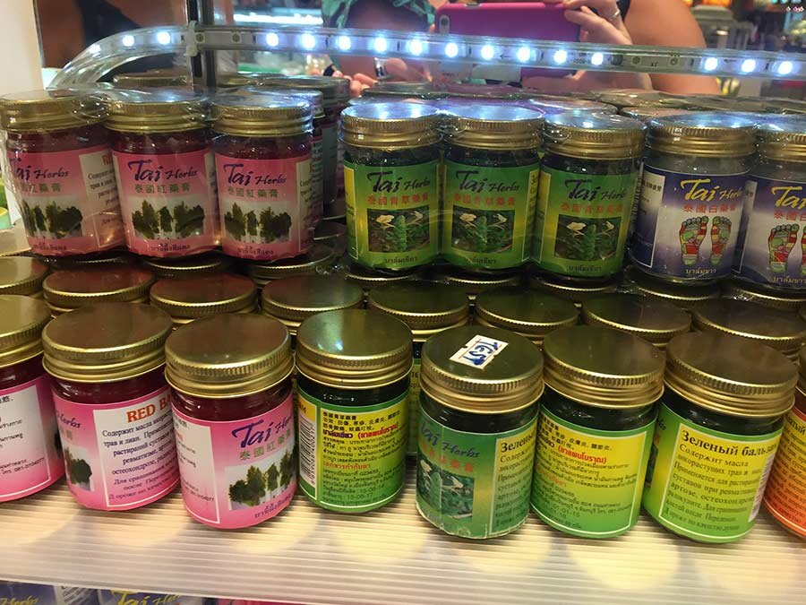 Я покупала различные баночки, но могу сказать, что запах и свойства у всех практически одинаковые. От боли в пояснице и суставах помогают мне лично хорошо.