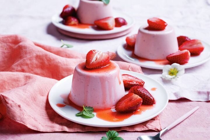 Фото отсюда: https://www.taste.com.au/recipes/panna-cotta-roasted-strawberries-recipe/7xyseu5a?utm_source=coles&utm_content=seasonalbaking