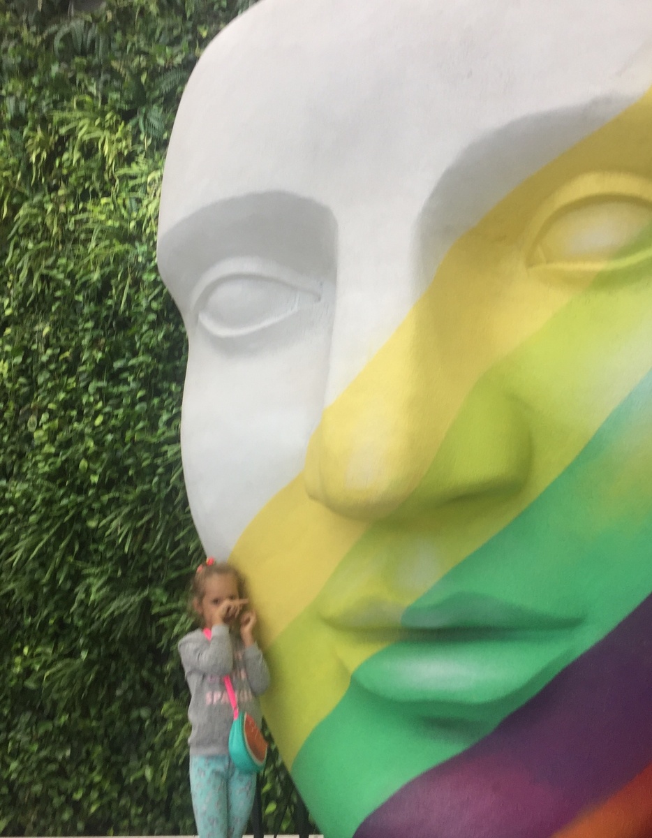 Полтора месяца отдыха в Крыму пролетели очень быстро.Я с внучкой приехала в аэропорт Симферополя,чтобы лететь домой.И какие же дети внимательные!!Внучка-ей 5 лет-понимает,что нас будут досматривать,пытается все узнать у меня-что будет и как?-и что будут проверять?-а что будет если..?-а как будут...??Тысяча вопросов как,почему и по какой причине.Сдав багаж,внучка решила устроить своё собственное расследование,и объектом ее досмотра она выбрала скульптуру-маску.