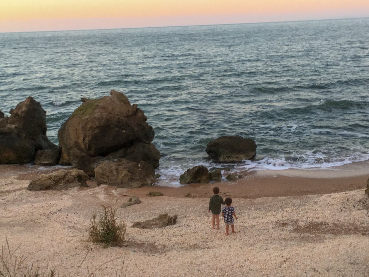 Дети идут к морю