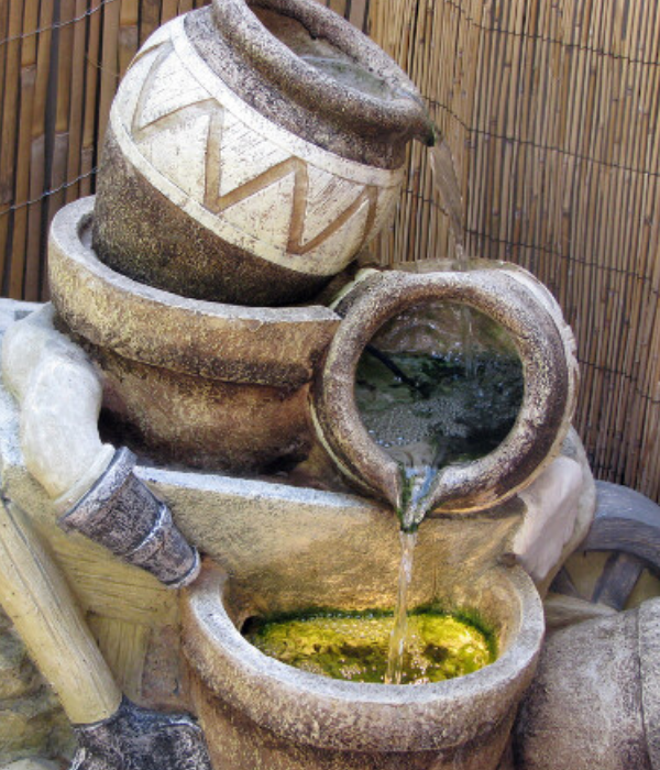 Каскады воды в саду 