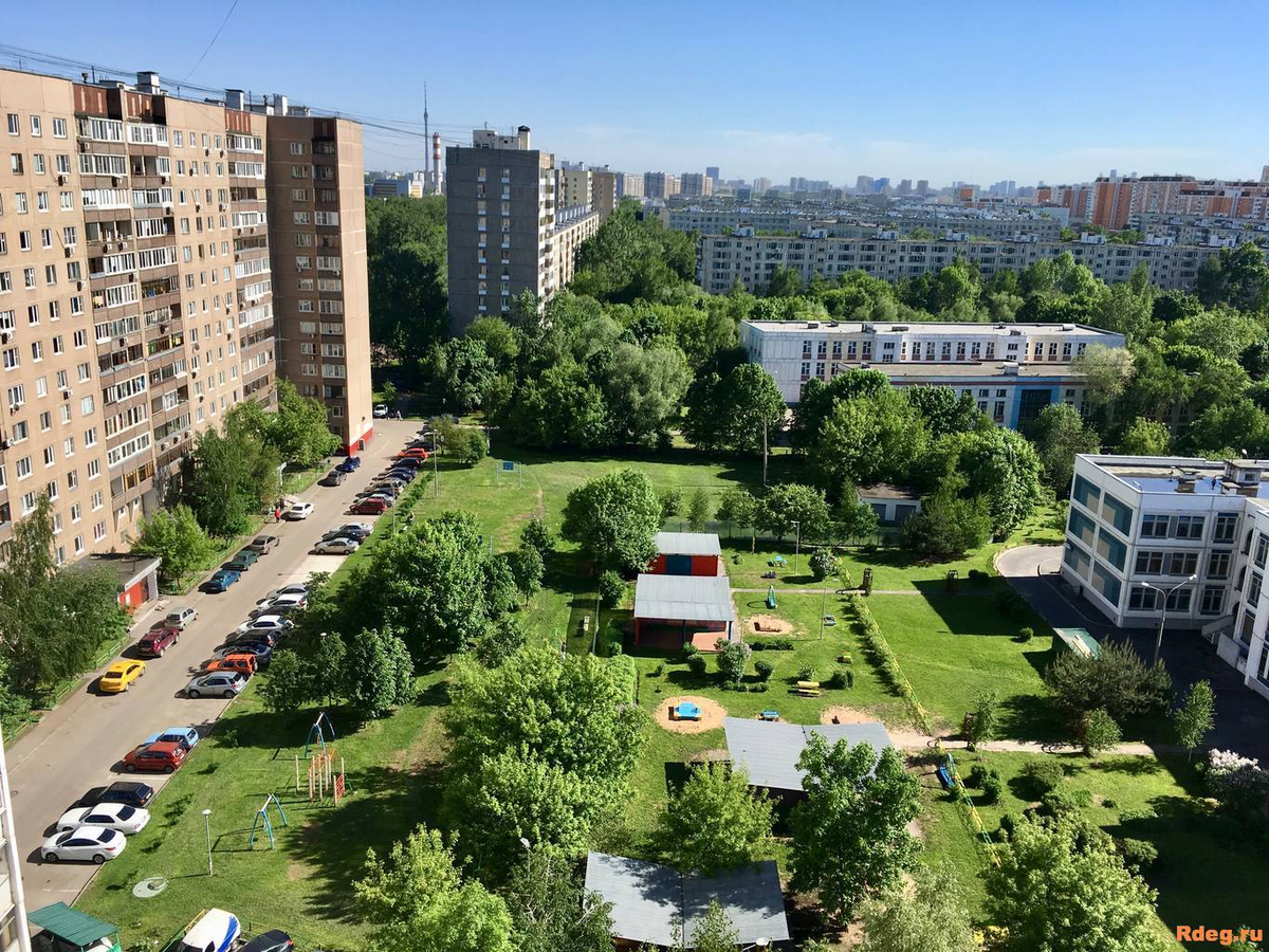 Если окно выходит во двор — скорее всего, в квартире тихо и с обычными окнами // Источник: rdeg.ru