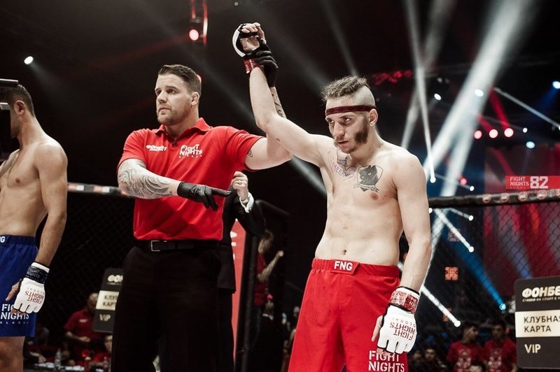 Радомир Перунов (Давид Филиппов)  одерживает победу.