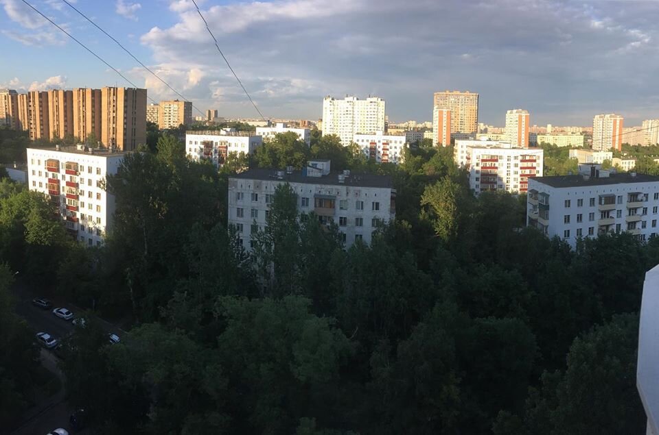 Целый заповедник II-18/9 между Ялтинской и Артековскими улицами. Обратите внимание на второй дом в правом ряду: он имеет все внешние признаки более поздней II-18/12, однако имеет 9 этажей