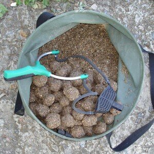 Во время ловли дальним забросом у большинства, даже довольно опытных рыбаков, возникают вопросы с точностью прикармливания на значительном расстоянии. Особенные трудности часто появляются во время использования катапульт или рогаток для прикормки.