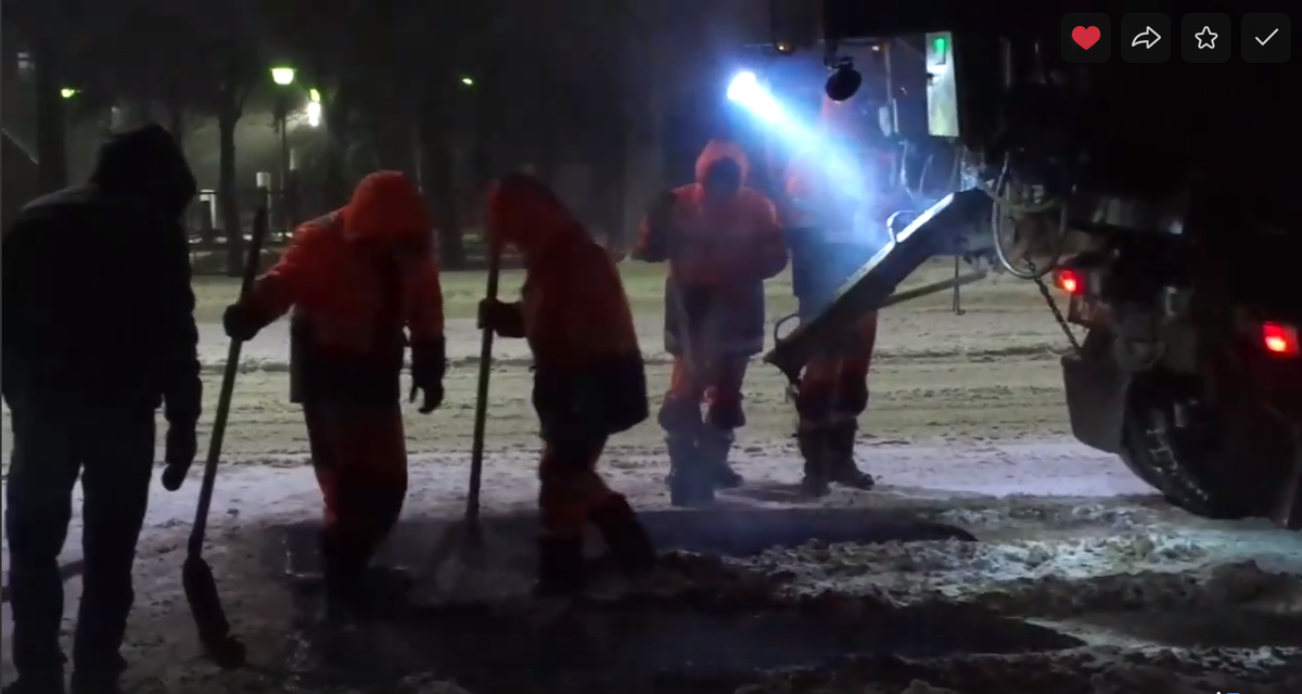 Компании "Магистраль", которая выполняла дорожные работы, не захотелось прокомментировать ночной и снежный способ укладки