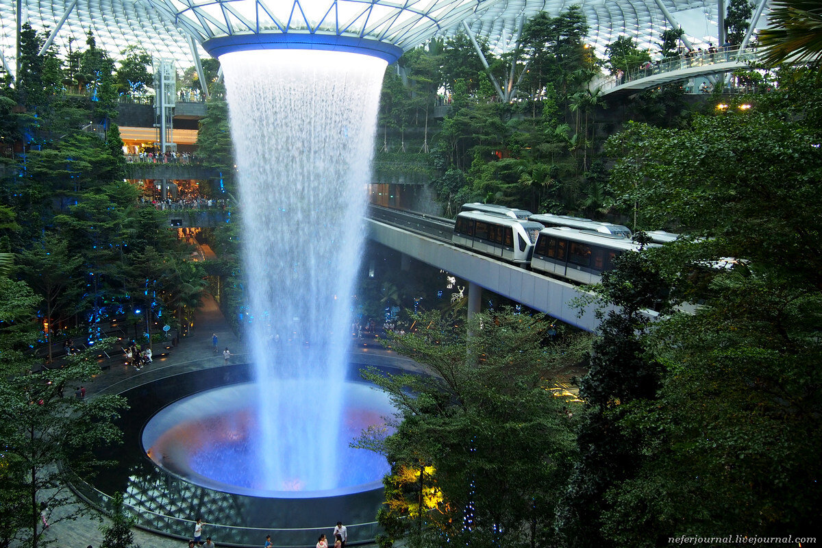 Чанги россия. Аэропорт в Сингапуре с водопадом. Сингапур аэропорт Чанги водопад. Аэропорт Чанги водопад экран. Лесная Долина шисейдо», Сингапур.