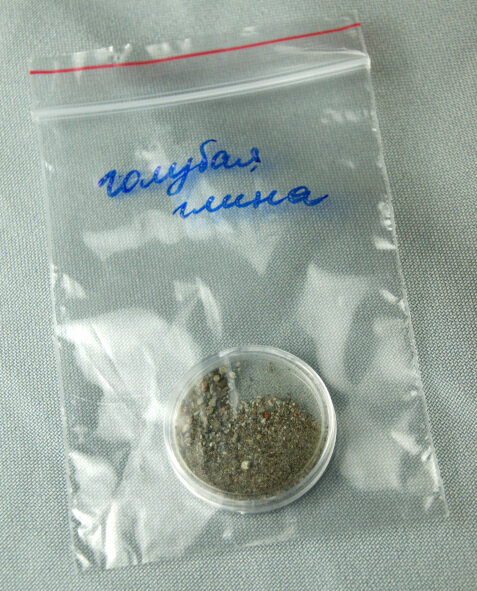Образец "сухого остатка" - крупнодисперсной части голубой глины, пригодной для нашего любительского исследования. Для хранения приспособил бокс для монеты диаметром 2,5 см.