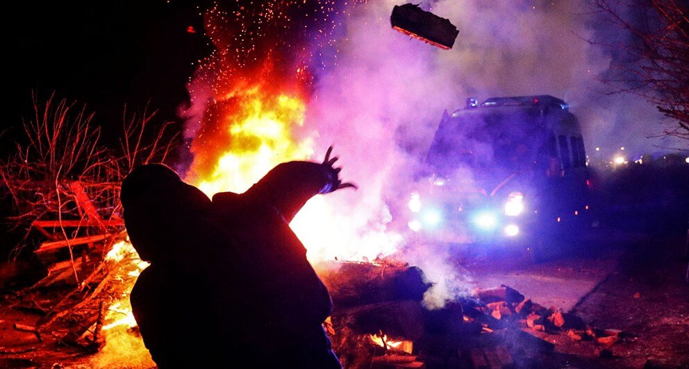 Украинец бросает камень в автомобиль «Скорой помощи» в Новых Санжарах