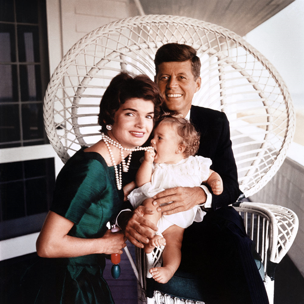 Источник: https://i.pinimg.com/736x/01/a3/b5/01a3b529a1038deb094f0636614b6c1f--mrs-kennedy-caroline-kennedy.jpg.