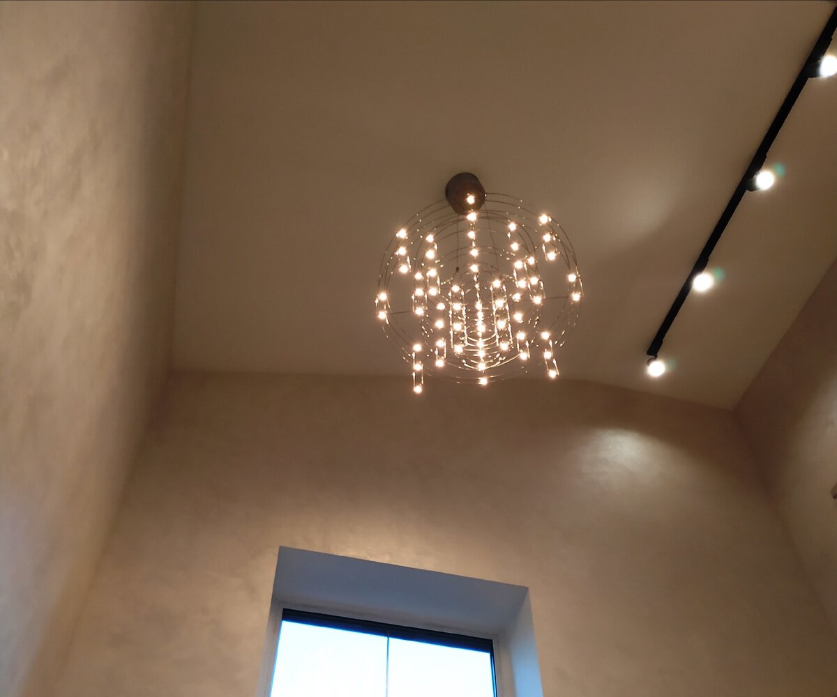 Люстра над пролетом лестницы на второй этаж.