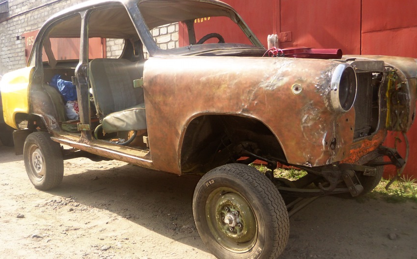 (автомобиль разобран, происходит кузовной ремонт Москвича)