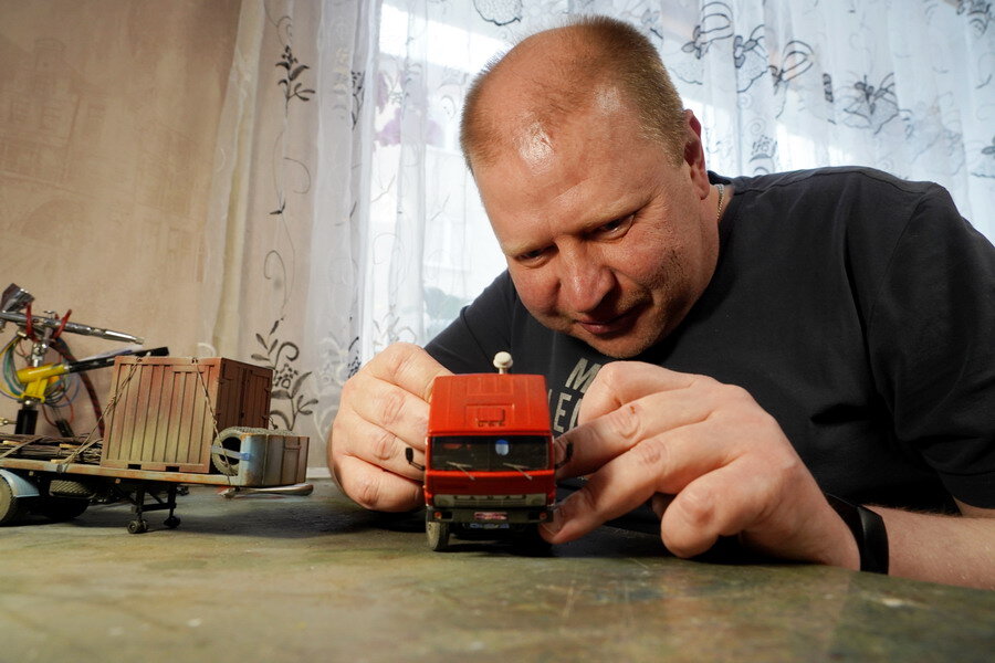 Страшно подумать, сколько сил, усидчивости и терпения уходит на одно изделие. Этому мастер научился на Златоустовском часовом заводе, где после армии довелось недолго работать в автоматном цехе