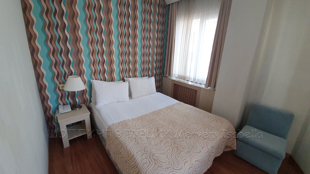 Номер угловой двухкомнатный. Спальня с короткой кроватью. 