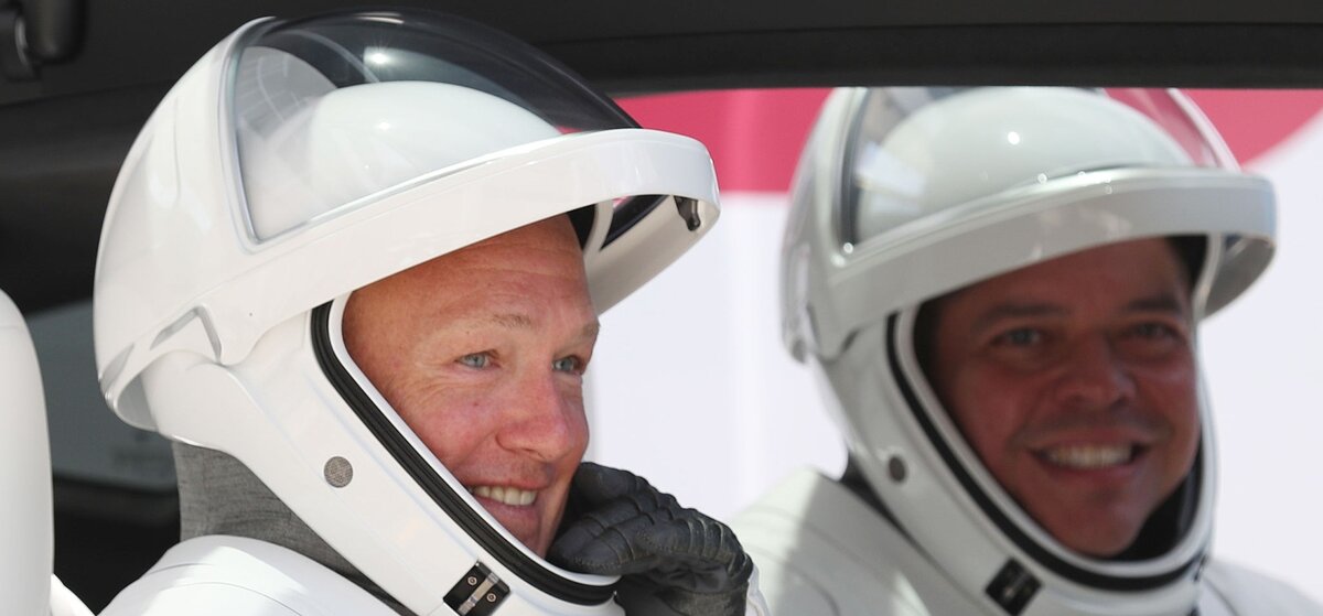 Два первых американских космонавта отправляются к стартовой площадке. Источник gettyimage.com