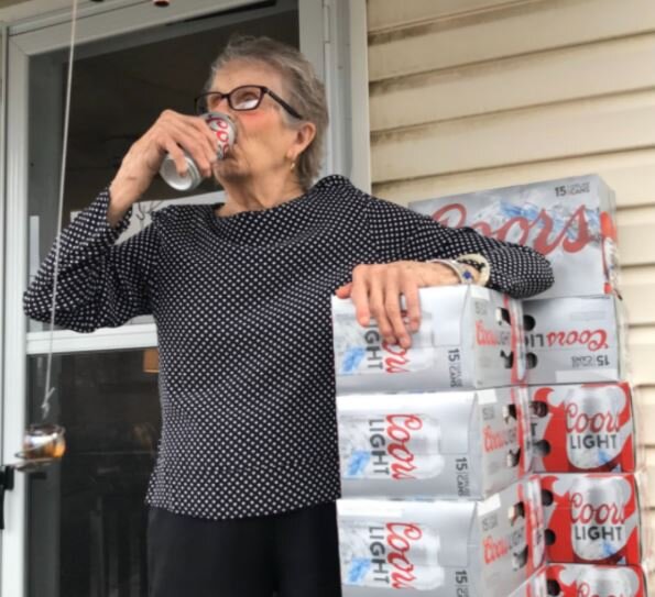 Оливия Веронези и 150 жестяных банок. (Twitter by Darren Rovell)