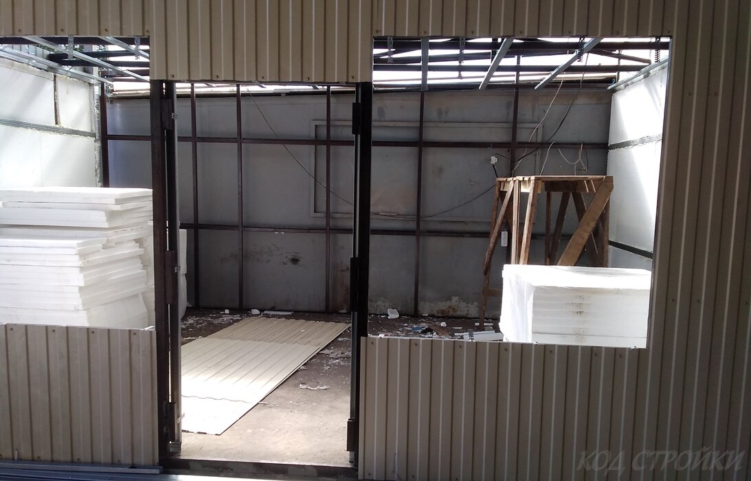 Для крепления части облицовки и подвесного потолка мы закрепили на несущем каркасе оцинкованные профили для монтажа гипсокартона