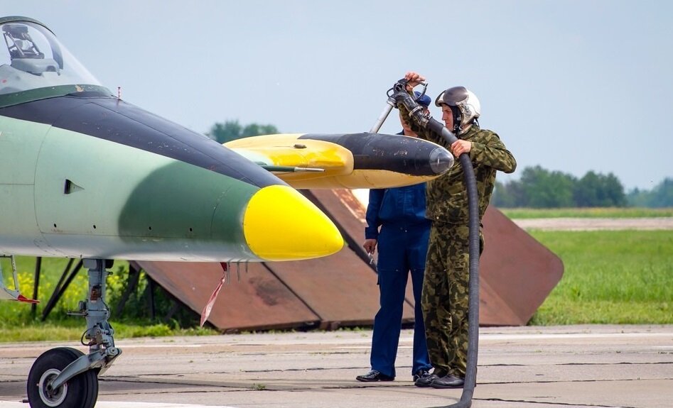Курсант заправляет самолет.
