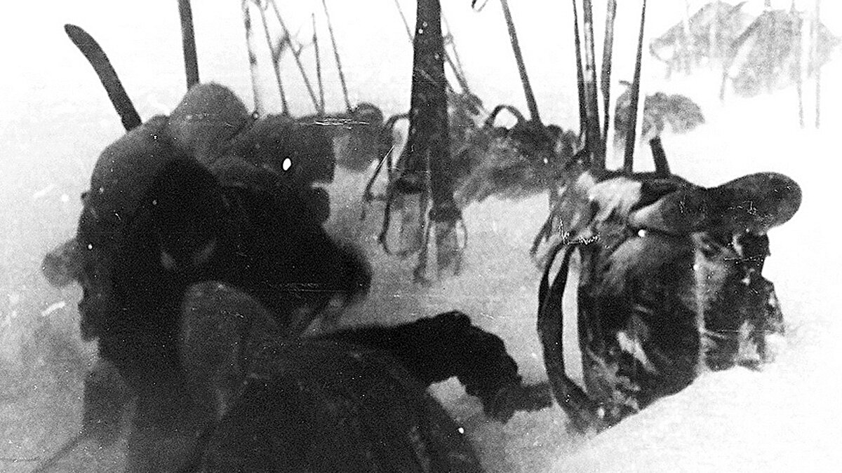 Перевал Дятлова. Туристы подрезают снег, что привело в дальнейшем, сходу со склона снежной доски.