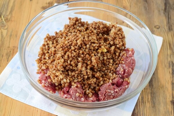 Отваренная гречка с фаршем и лучком