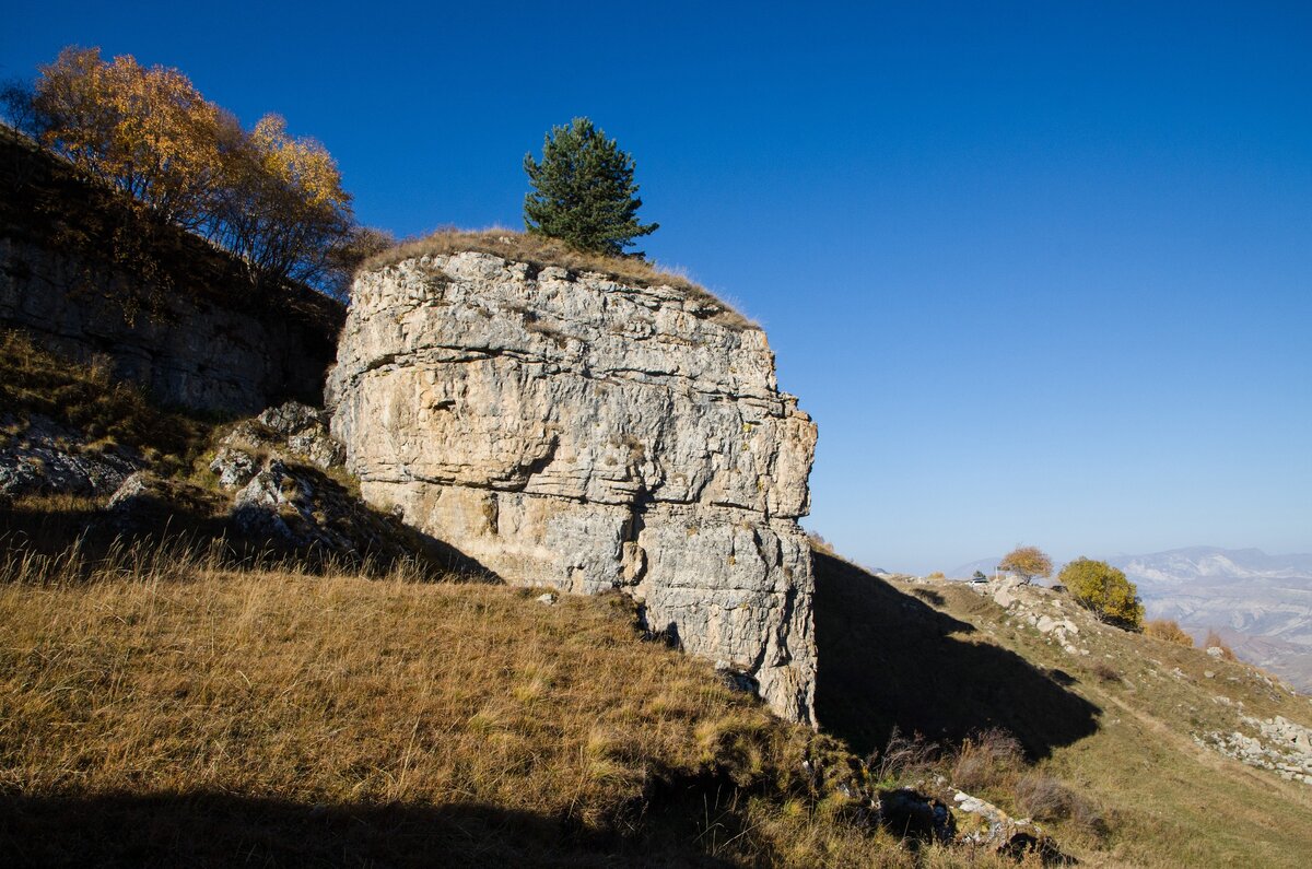 Я ожидал встретить что-то похожее. Скалы, выходящие из земли, но оказалось, Каменная чаша гораздо эпичнее