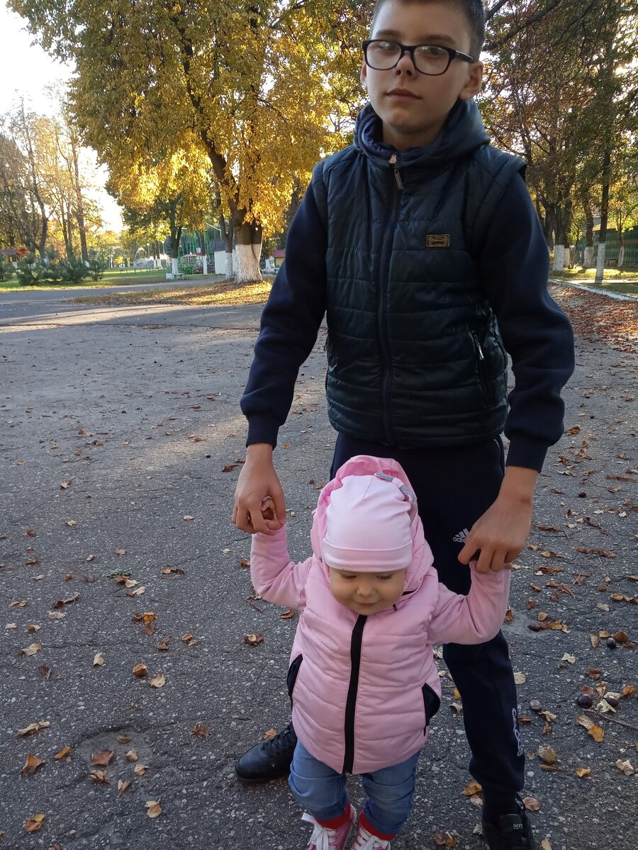 На фото: мои дети.