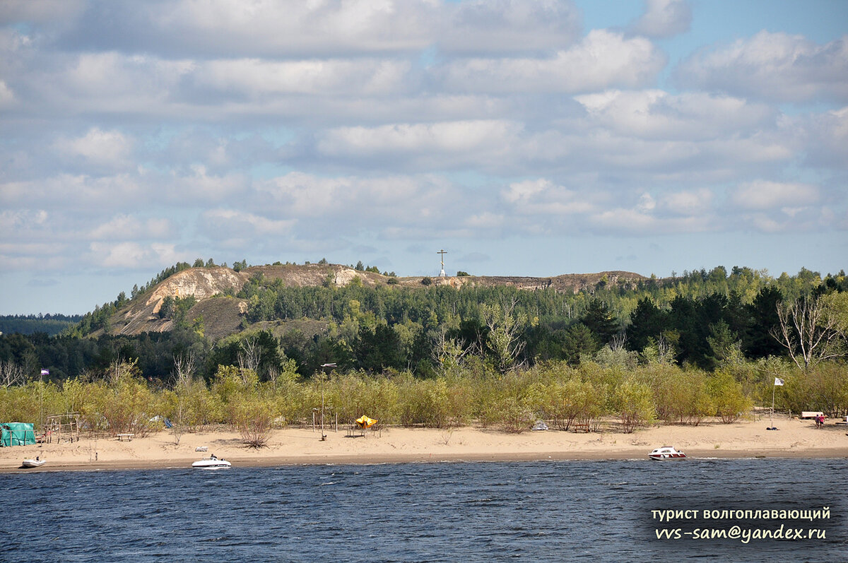 Между судовым ходом на Волге и левым берегом напротив кургана лежит остров Ширяевский. В летний сезон песчаный берег острова усыпан палатками туристов. Фото 04.09.2016.