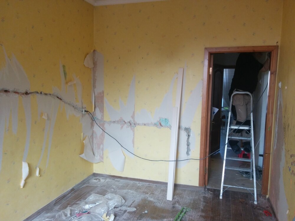 Электрику полностью переделали - розетки и выключатели переместили в нужные места