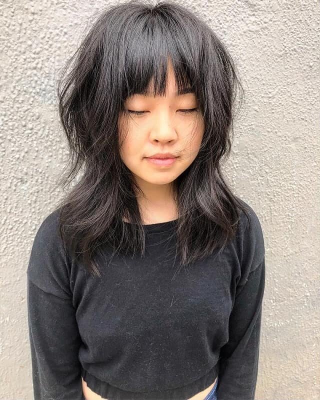 1. Wolf cut или “волчья” стрижка. Такая прическа гармонично сочетает в себе все лучшее от двух других популярных в тик токе стрижек: маллет и шегги. Здесь действуют три золотых правила - многослойность, объем и небрежность. Довольно яркий и дерзкий вариант, на который сможет решиться не каждая.