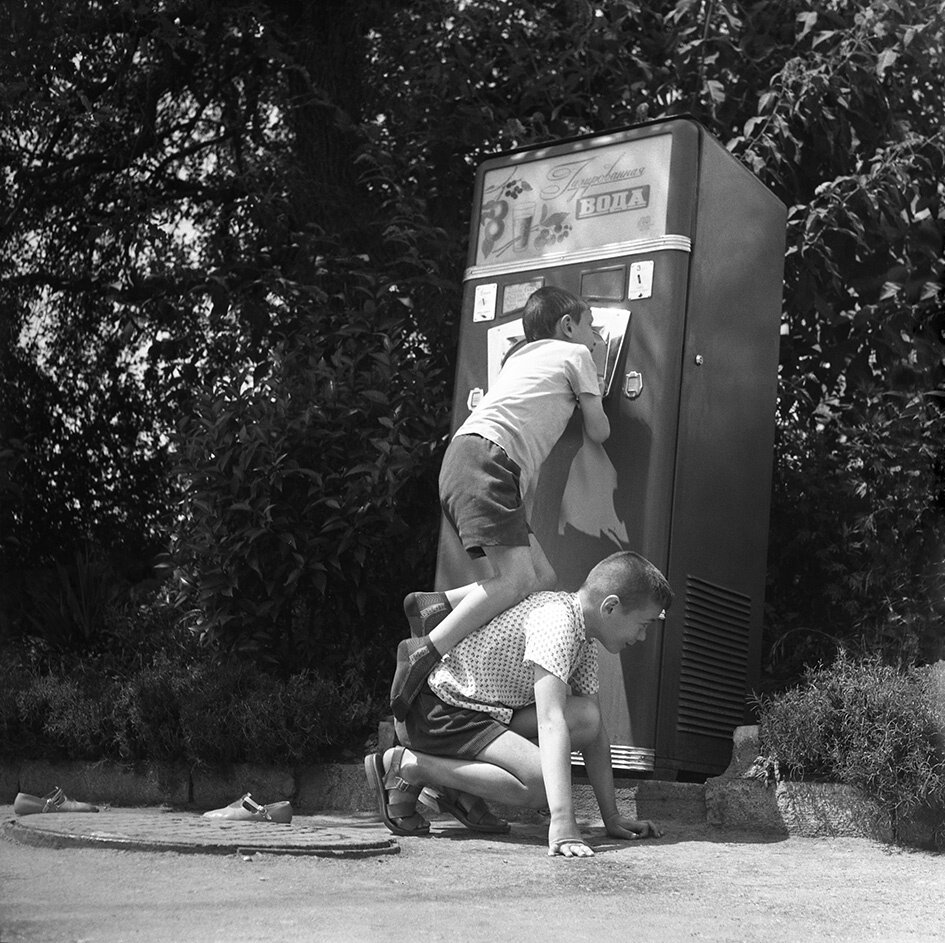Стакан воды. Автор снимка Борис Косарев. Москва, 1970г.
