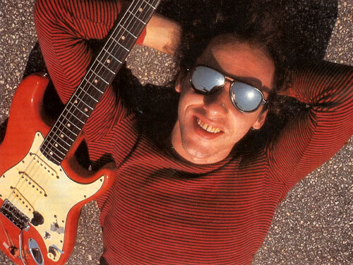 Марк Нопфлер и его первый «стратокастер». Позднее между фирмой Fender и Марком был заключён рекламный контракт, который истёк лишь в 2012-м году. 