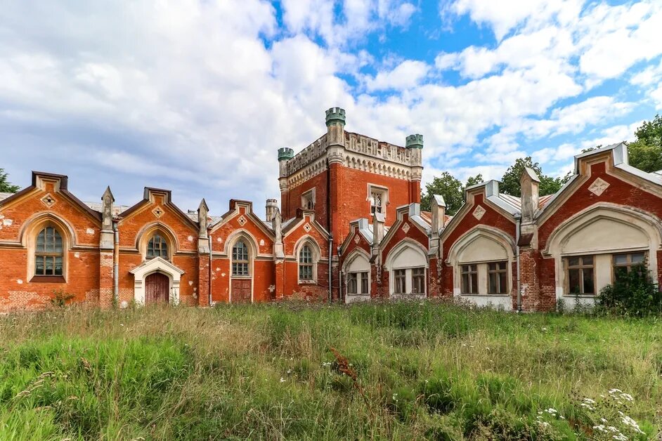 Адрес комплекса — Петергоф, улица Аврова, 2