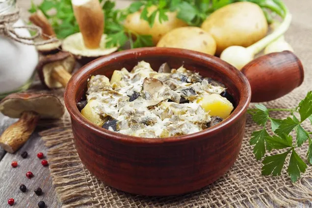 Рыба в горшочках с картошкой, грибами и сметаной 