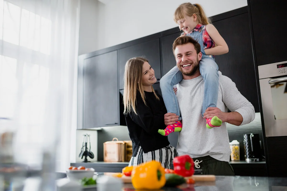 Муж жена и 3 человек. Семья на кухне. Счастливая семья на кухне. Фотосессия семьи на кухне. Семья на современной кухне.