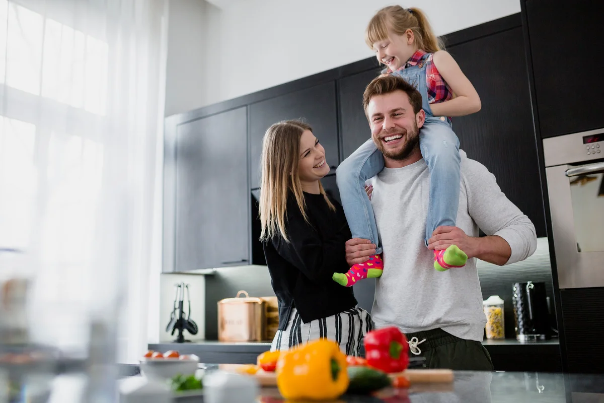 Family s husband. Семья на кухне. Счастливая семья на кухне. Фотосессия семьи на кухне. Семья на современной кухне.