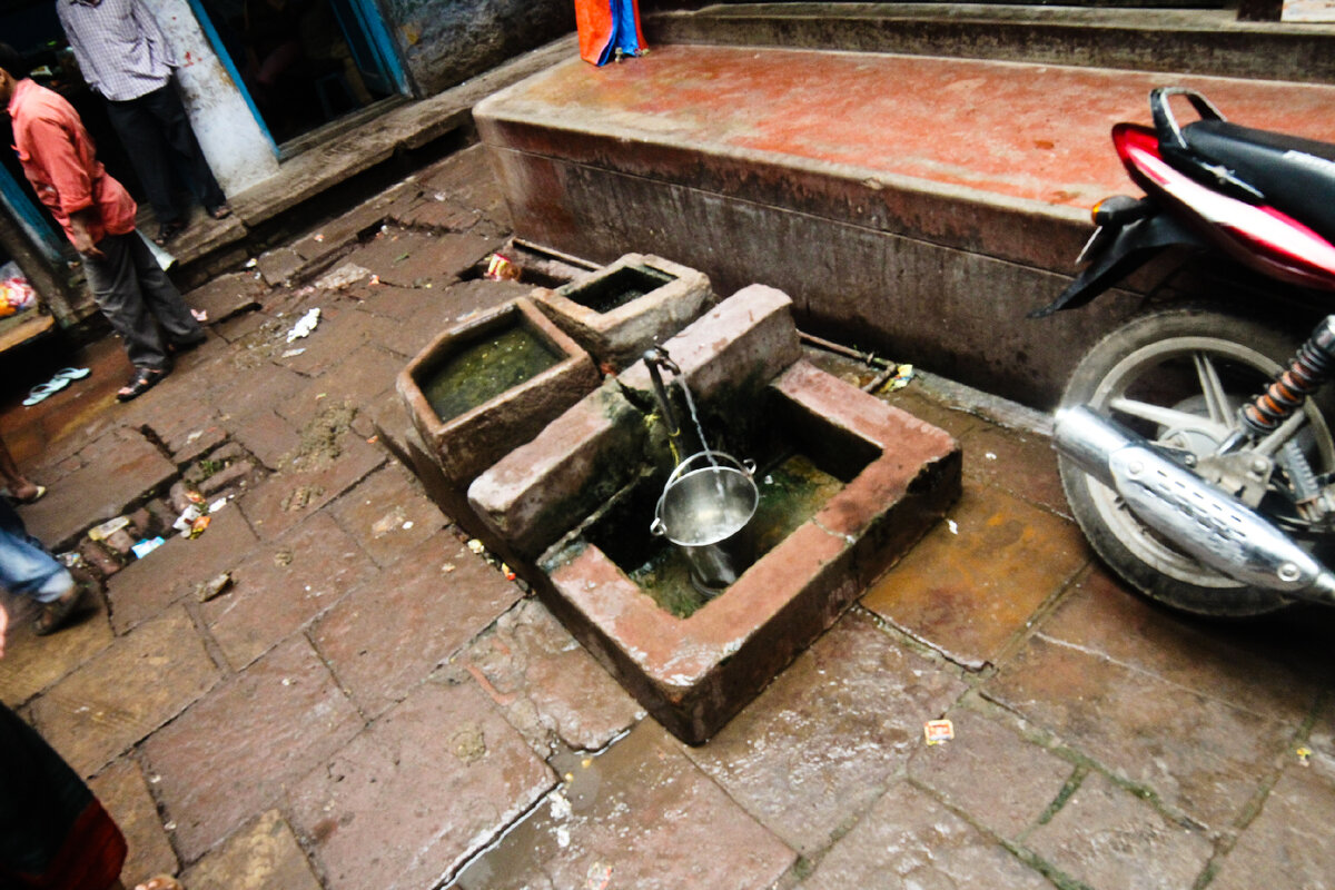 Колонка где-то вреди варанасских трущоб