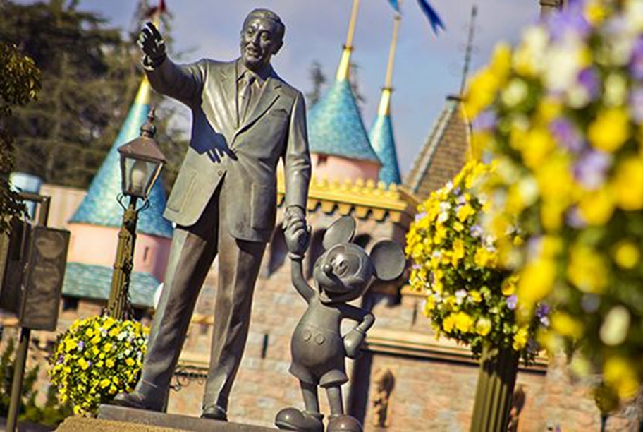 Памятник У. Диснею в Диснейленде