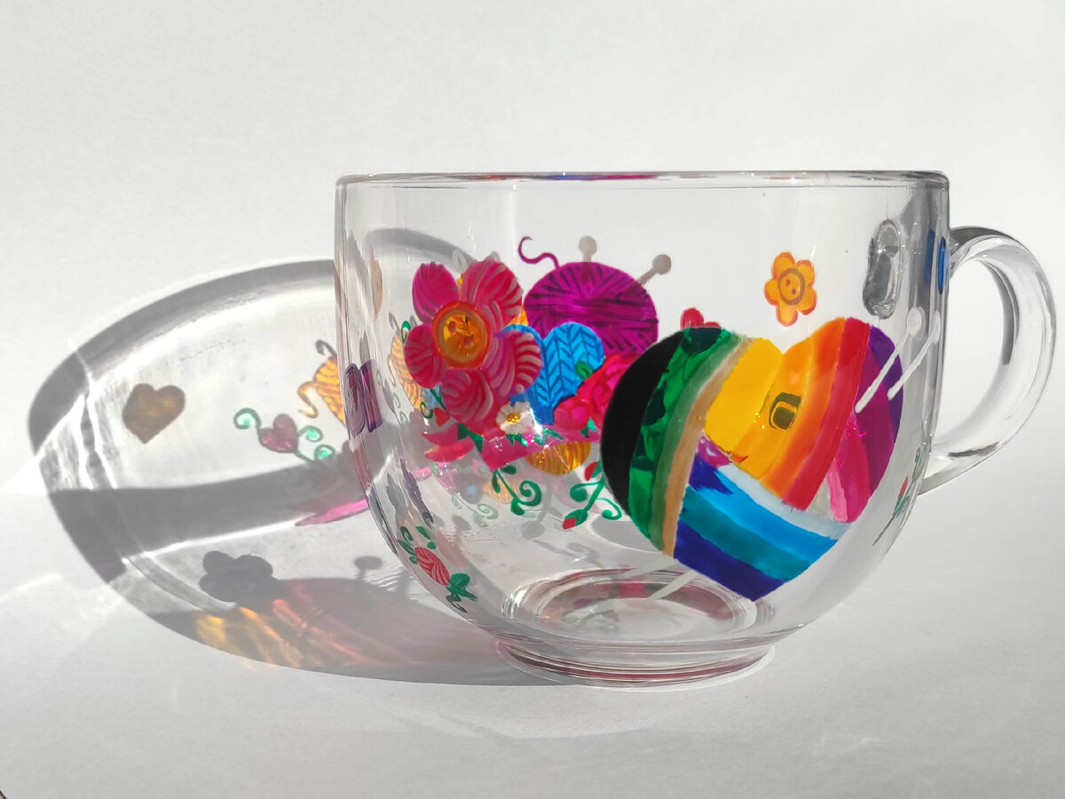 Кружка для одноклассницы - феи вязания. Ручная витражная роспись по стеклу. Мытьё в посудомоечной машине. 