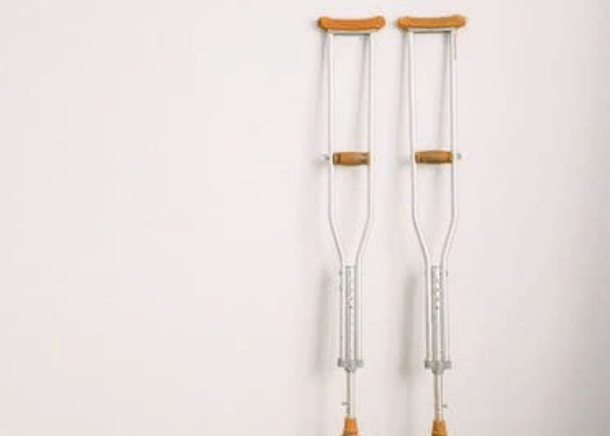 Источник: pexels. Костыли, без которых Лида не могла ходить.