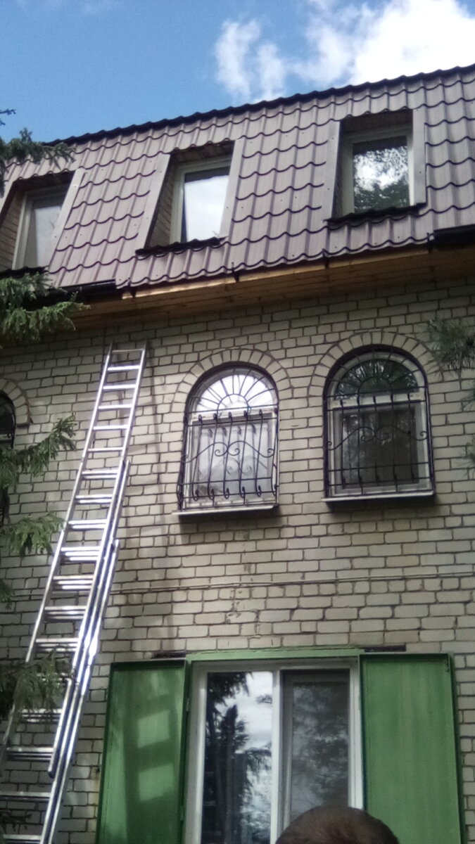 Вырвало желоб снегом в месте с крючками