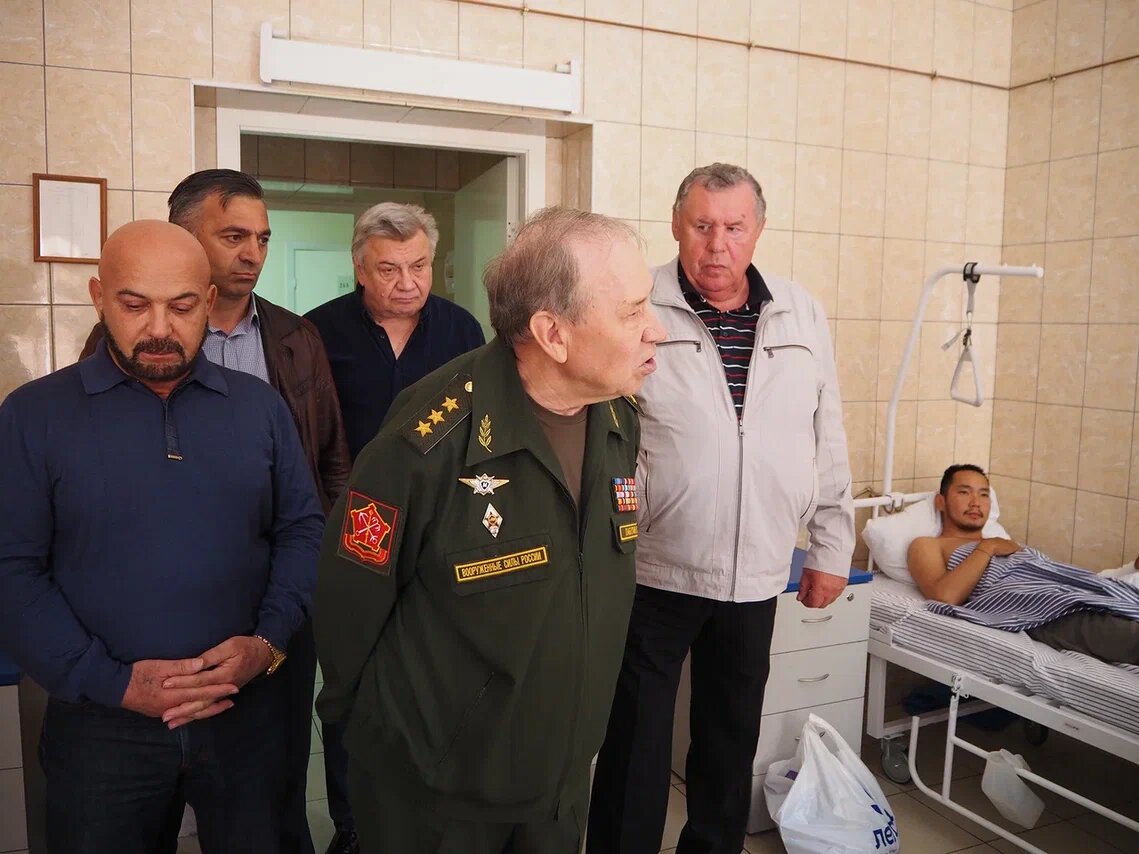 Генерал-полковник запаса Павел Лабутин и другие навестили раненых