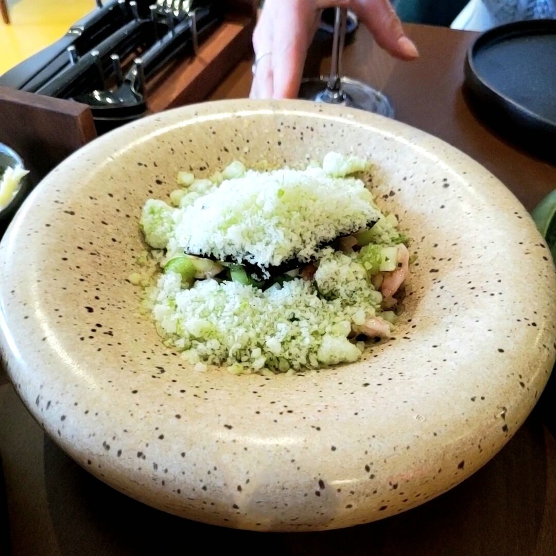 Салат с арктический креветкой, зелёными травами и морозный яблоком 590р