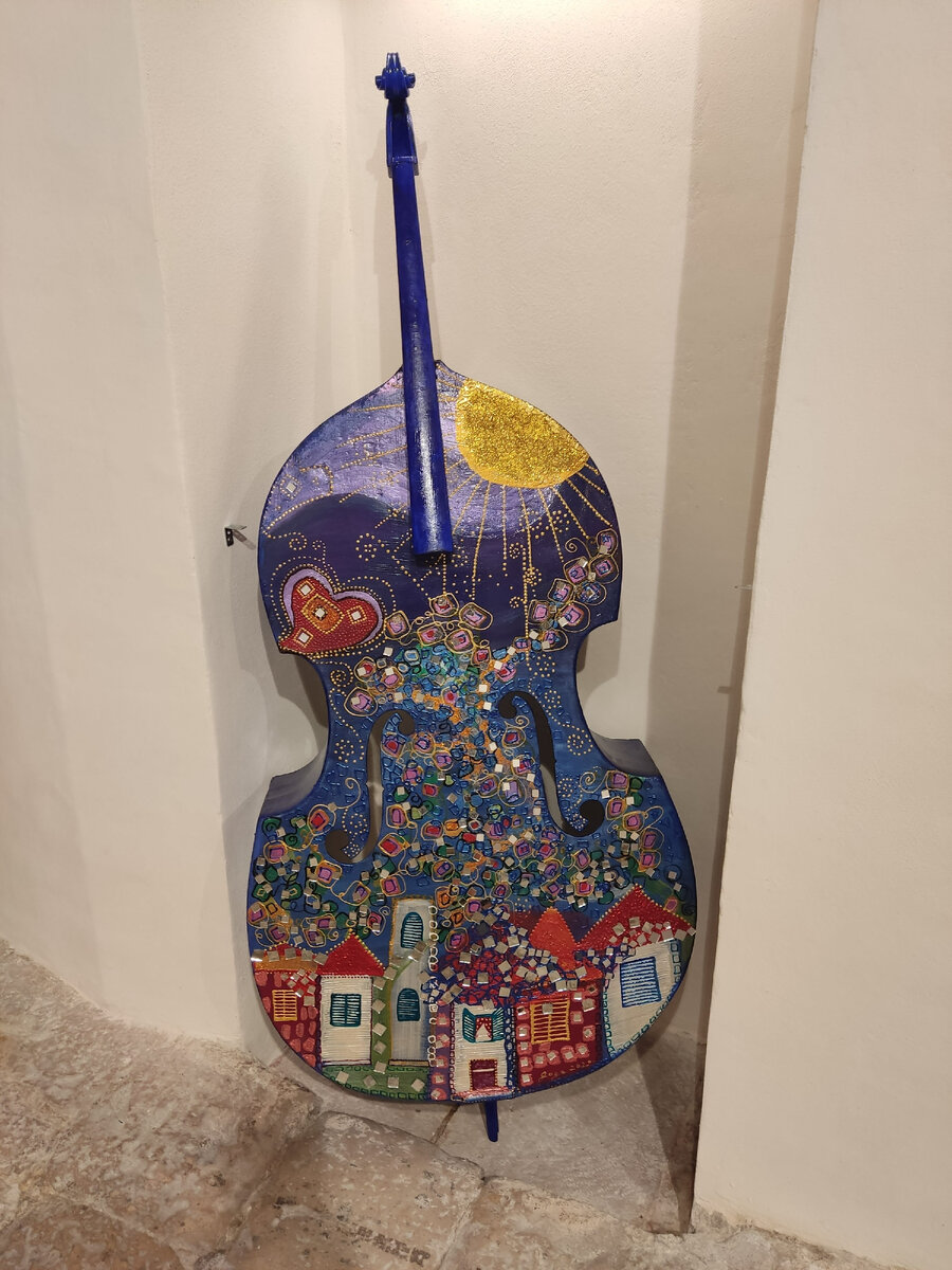 выставка струнных инструментов в оформлении