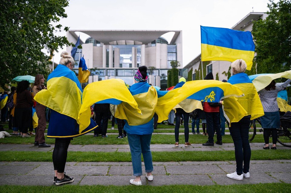     Митинги и пикеты с яркими украинскими флагами проходят в крупных европейских городах ежедневно.  GLOBAL LOOK PRESS